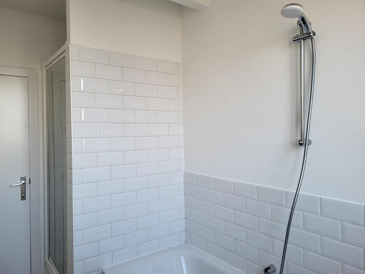 Maison d'hôtes Brussels Bed & Blockchain Private With Shared Bathroom Etterbeek